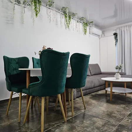 Evergreen Apartment *